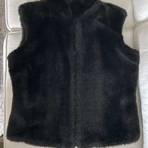 Cejon Accessories Inc. Faux fur vest - Picture 8 of 8